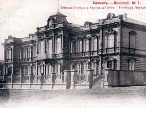 Здание Бахмутской земской управы, над которым в ноябре 1917 года впервые был поднят украинский флаг.